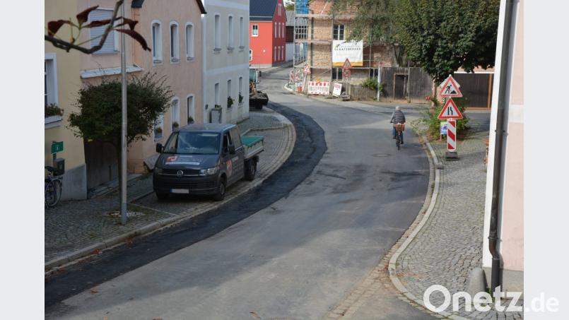 Nach den Asphaltierungsarbeiten am Donnerstag ist die Ortsdurchfahrt wieder offen. Bild: jr