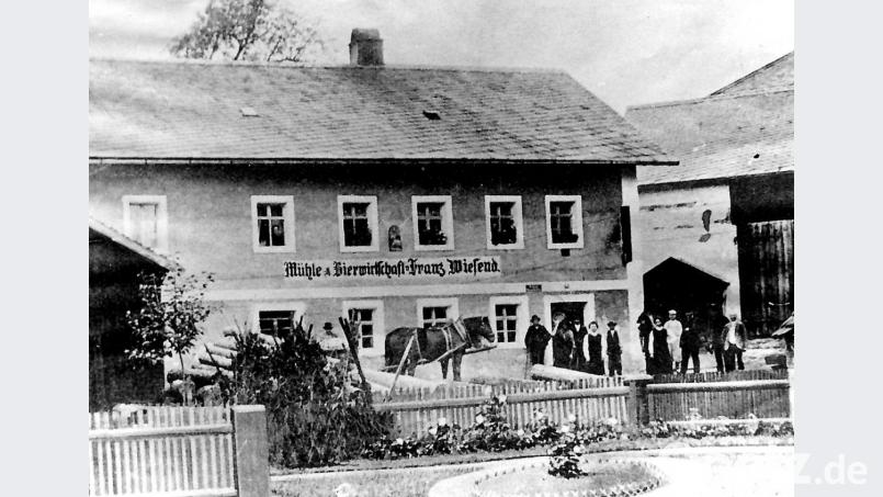 Erinnerungsbild mit Pferdefuhrwerk: Vor der „Mühle und Bierwirtschaft Franz Wiesend“, Holzmühle 2a, stehen aufgereiht Familie und Personal. Bild: hev