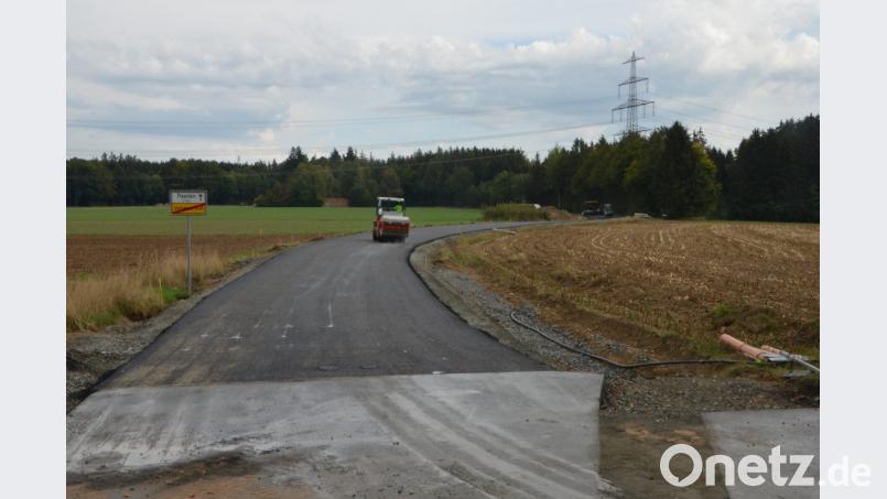 Die Verbindungsstrecke von der Kreisstraße NEW 32 von Pleystein in Richtung Vohenstraußer Gewerbegebiet wird sich Ende Oktober in einem neuen Kleid zeigen. Die Arbeiten laufen ganz nach Plan. Derzeit wird die bituminöse Tragschicht aufgebracht. Bild: dob