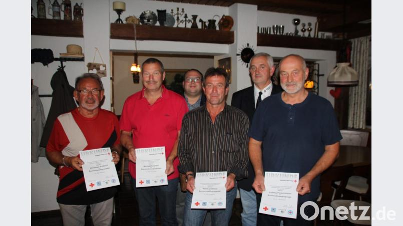 Für treue Dienste in der Wasserwacht sind (vorne, von rechts) Ludwig Fleischmann, Reinhard Klein, Michael Feierfeil und Christoph Fröhlich ausgezeichnet worden. Die Ehrung überreichten (hinten, von links) der stellvertretende BRK-Kreisgeschäftsführer Joachim Seliger und der stellvertretende Wasserwacht-Bezirksvorsitzende Reinhard Hösl. Bild: frd