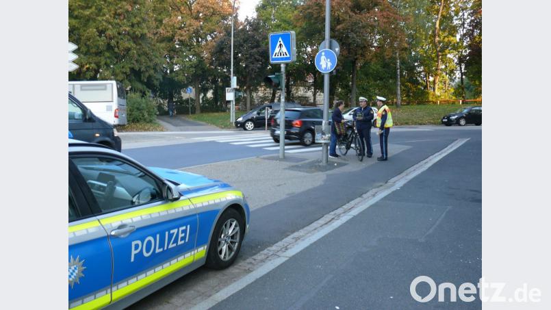 Kontrolle am Nabburger-Tor-Kreisel: Um den Zebrastreifen zu überqueren müssen Radfahrer hier absteigen. Bild: Polizei Amberg