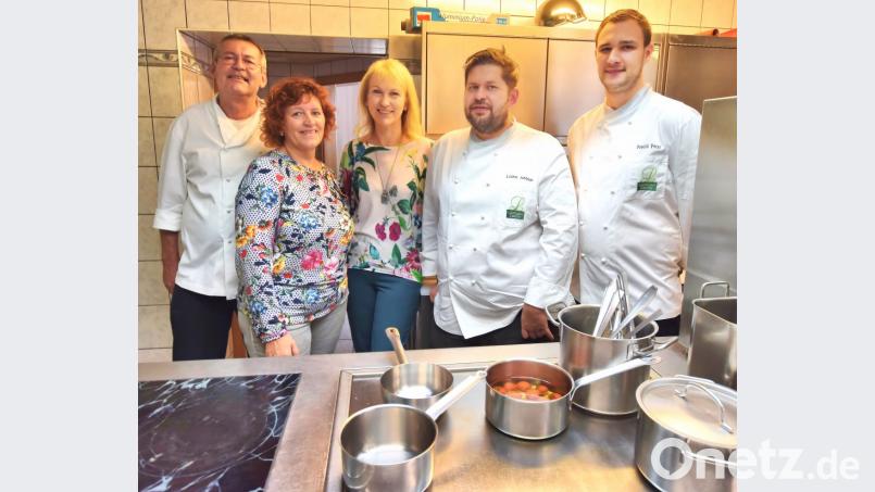 Interessiert schaut die Bürgermeisterin der Gemeinde Birgland, Brigitte Bachmann (Dritte von links), dem Küchenteam im Gasthaus Laurer über die Schultern. Bild: no