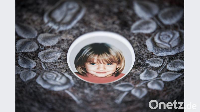 Ein Gedenkstein mit dem Porträt des Mädchens Peggy auf dem Friedhof. Bild: David-Wolfgang Ebener/dpa