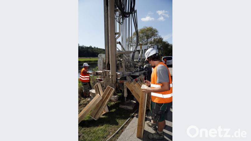 Vor den Bohrarbeiten am Regen wurden die Holzkisten für die Bodenproben vorbereitet. Bild: Hösamer
