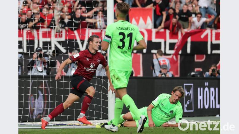 Da ist sein erstes Tor: Nürnbergs Youngster Törles Knöll (links) bejubelt das 2:0 gegen Hannover 96. Bild: Daniel Karmann/dpa Bild: agentur_dpa