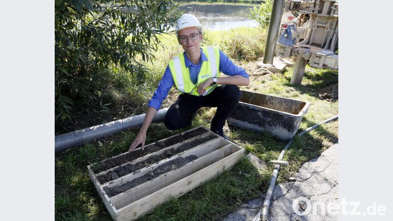 Umweltplaner Matthias Herold erläutert die ersten Bodenproben, die neben dem Regen zwischen Neuhaus und Entermainsbach gezogen worden sind. Bild: Hösamer