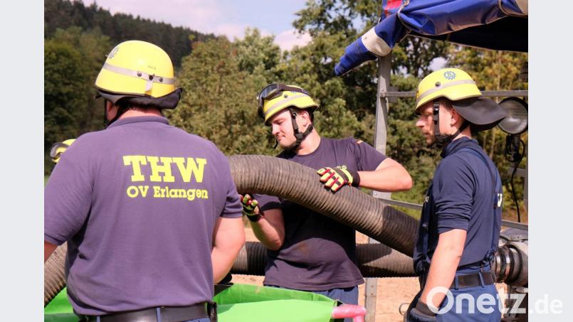 THW-Helfer aus ganz Bayern übten in Nabburg. Beim Aufbau der Großpumpen muss jeder Handgriff sitzen. Bild: exb