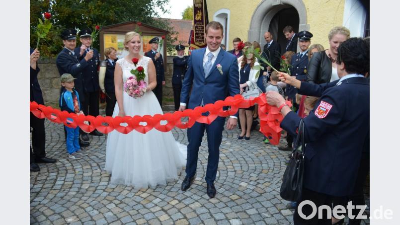 Auch die Feuerwehr gratuliert den Frischvermählten, Beate und Simon Härtl. Bild: fz
