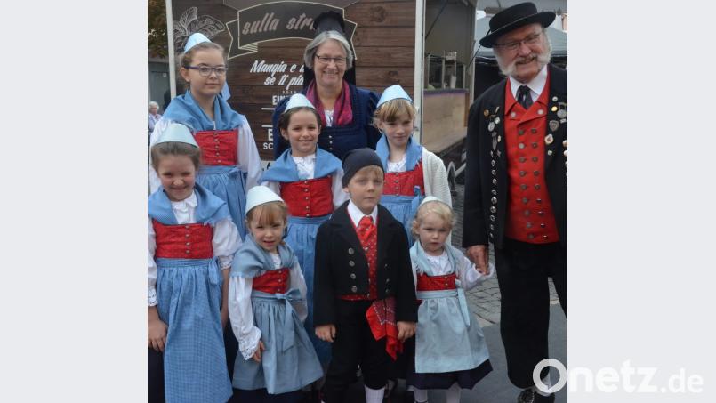 Tracht, Tradition und die Freundschaft zu Weidens Partnerstadt Marienbad sollten am Samstag hochleben. Da fühlten sich auch die &quot;Altbairischen&quot; wohl, die ihren Nachwuchs auf die Bühne vor dem Alten Rathaus schickten. Bild: Kunz