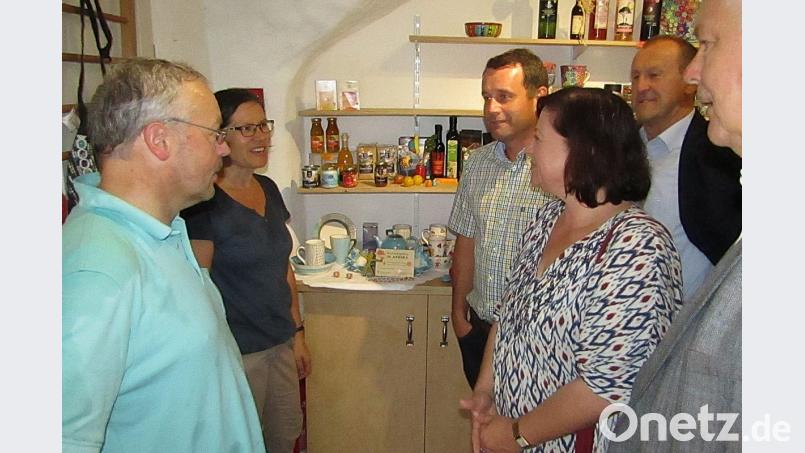 Den Eine-Welt-Laden stellen (von links) Andreas Karl und Christine Nickl-Dütsch den Besuchern Uwe Bergmann, Bärbel Kofler, Richard Gaßner und Reinhold Strobl vor. Bild: sck