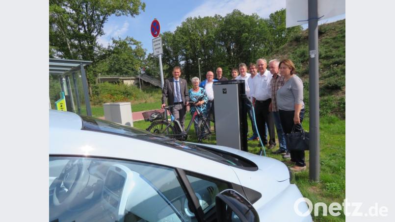 Bürgermeister Ernst Schicketanz (links), der das Elektrorad der Gemeinde mitgebracht hat, und Helmut Wächter (Dritter von rechts), mit den Vertretern des Gemeinderats bei der Eröffnung der neuen Ladestation. Bild: adj
