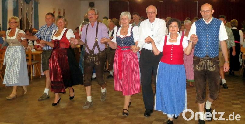 Jeder Volkstanz beginnt mit einem Auftanz, einer Art Polonaise. Bild: ame