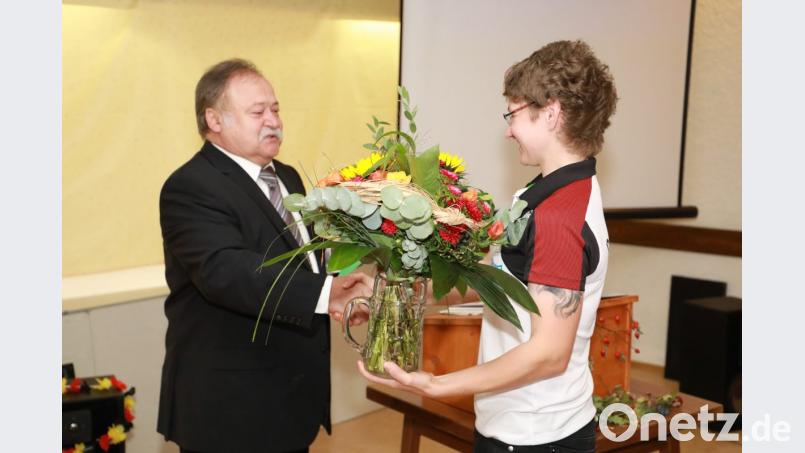 OSB-Landessportleiter Ludwig Meyer gratulierte der Dreifach-Weltmeisterin Kerstin Schmidt. Bild: njn