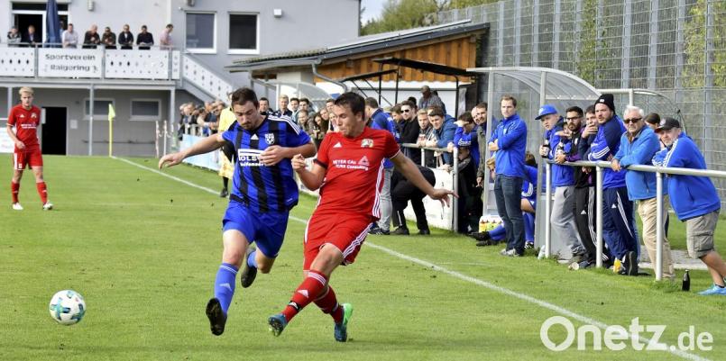 Die beiden Torschützen des Spiels im Zweikampf unter sich: Nikolai Seidel (rechts) vom SV Raigering, der einen Dreierpack schnürte, und der Kastler Doppeltorschütze Hendrik Blomeier. Bild: Hubert Ziegler