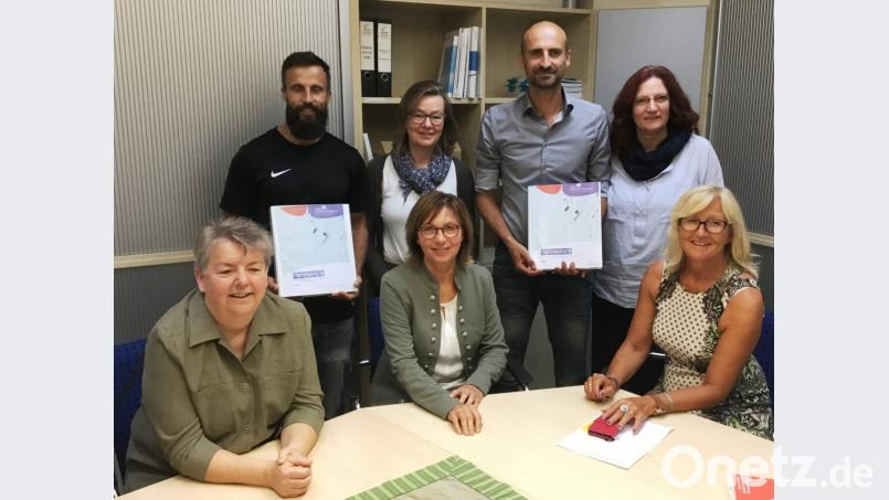 Zum ersten Planungstreffen kamen Charlotte Pelka von der Lernenden Region, Maria Dirnberger von der Freiwilligenagentur Integration und Engagement (sitzend, von links) und Claudia Leitzmann von LdE Bayern (stehend, Zweite von links) an die Mittelschule, um mit Rektorin Träxler (rechts) und den Lehrkräften Christine Schießl, Christian Schießl und Mario Schiegerl-Höldrich (von rechts) das weitere Vorgehen zu besprechen. Bild: weu