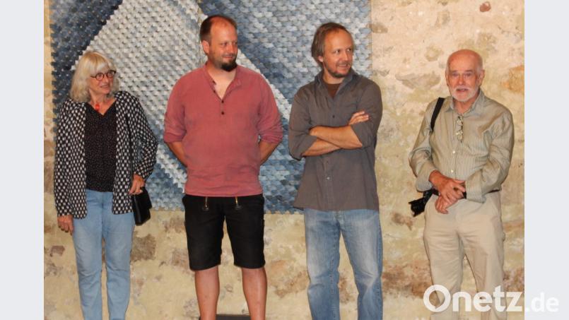 Sabine Weber, Christian Heß, Johann Sturcz und Georg Pickl (von links) eröffnen die 6. Kastler Kunsttage im Steinstadel. Bild: Dagmar Williamson