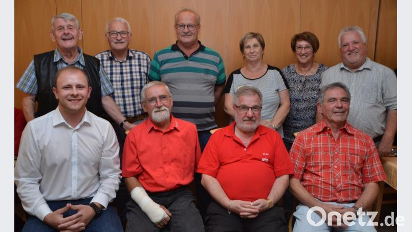 Roberto Troll und Sigurd Passow (vorne, Zweiter und Dritter von links) führen die SPD-Arbeitsgemeinschaft-60plus an. Kreisvorsitzender Helmut Fastner (vorne, rechts) freut sich genauso über die Neugründung wie SPD-Ortsvorsitzender Markus Kick (vorne, links). Bild: dob