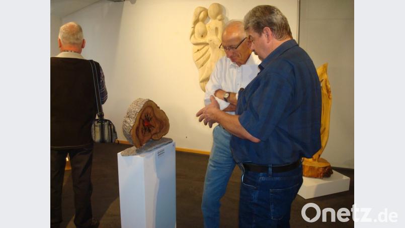 Diskutiert wird hier wie kommt das farbige Glas in die Mitte des Holzstücks. Bild: wmr