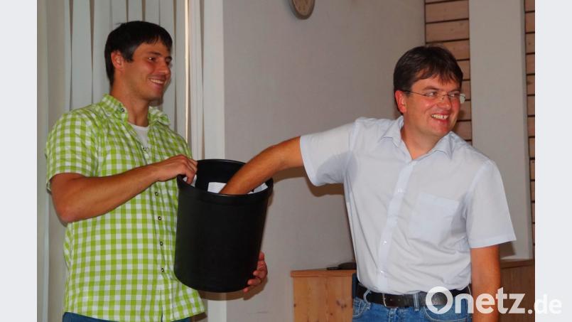 ArGe-Vize Stefan Dirnberger (links) und Bürgermeister Markus Dauch (Neukirchen-Balbini) beim Ziehen der Gewinner. Bild: agr