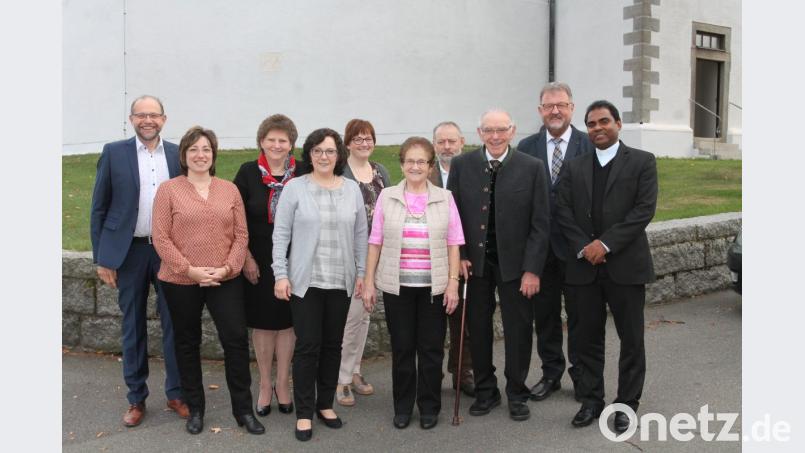 Eingerahmt von Ehemann Konrad und den Kindern freut sich Waltraud Träger (Fünfte von rechts) über die vielen Glückwünsche, auch von Pfarrer Julius Johnrose und Bürgermeister Johann Maurer (von rechts). Bild: pi