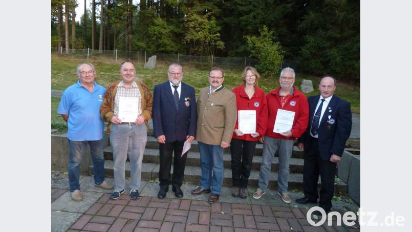Technischer Leiter Siegfried Walter (links), Vorsitzender Engelbert Träger (rechts) und Bürgermeister Alfred Stier (Mitte) bedankten sich besonders bei Norbert Hübner, Martin Vogl, Martina Walter und Raimund Walter (von links) für treue Dienste. Bild: bir