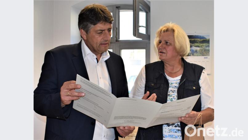 Jeden dritten Dienstag im Monat bietet Hildegard Haupt Beratungen bei Patientenverfügung und Vorsorgevollmacht an. Start ist am 16. Oktober. Bürgermeister Edgar Knobloch freut sich über das Angebot. Bild: rgr