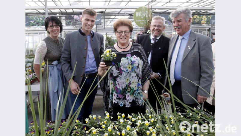 Bei einem Rundgang überzeugte sich Landtagspräsidentin Barbara Stamm (Mitte) von der Vielfalt der herbstlichen Pflanzen. Sandra und Christian Irrgang sowie Oberbürgermeister Andreas Feller und stellvertretender Landrat Jakob Scharf (vonl links) begleiteten sie. Bild: Hirsch