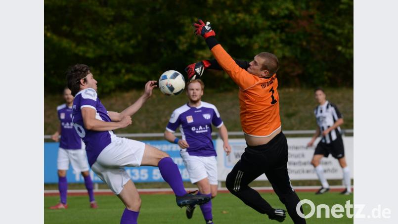 Detag-Torwart Marco Schönberger hatte seine Mühe mit dieser Flanke, aber der Schwarzenfelder Angriff konnte die Chance nicht verwerten. Der 1. FC Schwarzenfeld gewann das Derby gegen den TSV Detag Wernberg mit 3:1. Bild: ham