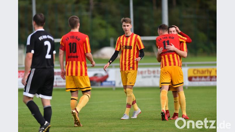 Grafenwöhrer Jubel nach dem 2:0: Patryk Bytomski, Torschütze Alexander Dobmann, Maximilian Kaufmann und Johannes Renner (von rechts) freuen sich über die Vorentscheidung im Aufsteigerduell gegen den FC OVI-Teunz. Bild: Alfred Schwarzmeier