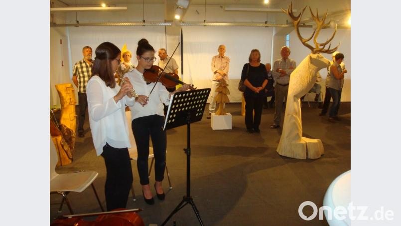 Die Geschwister Kick gestalten die Eröffnung musikalisch. Bild: wmr