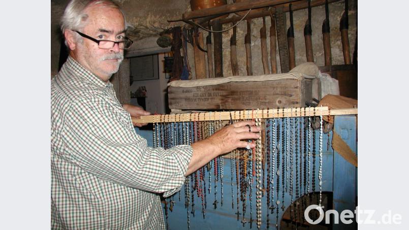 Max Kellner hat ein ganz besonderes Hobby. Er sammelt Rosenkränze und stellt sie auch aus. Bild: gis