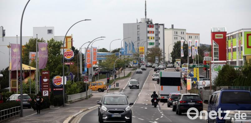 „Die Regensburger Straße ist das Erste, was Autofahrer sehen, wenn sie aus Richtung Schwandorf nach Amberg kommen.“ Deshalb muss das Erscheinungsbild der Stadteinfahrt laut Bärbel Neumüller verbessert werden. Im Zuge des ISEK können Bürger ihre eigenen Ideen einbringen. Bild: Wolfgang Steinbacher