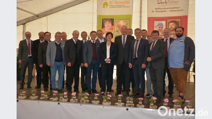 Gut gefüllt ist die Bühne beim Podiumsgespräch. Dritter von rechts KJF-Direktor Michael Eibl. Bild: jr