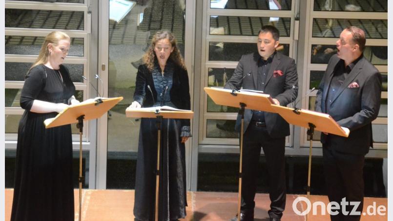 Das &quot;Athos-Quartett&quot; sang bei den Weidener Max-Reger-Tagen im Gebäude des Bayernwerks. Bild: Kunz