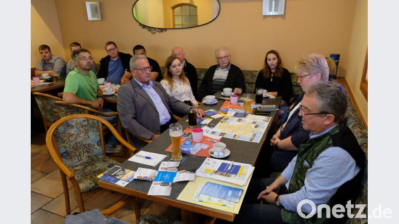 Mit Toni Dutz (rechts) begrüßt CSU-Ortsvorsitzende Sabine Schultes einen exzellenten Kenner des Bezirks Oberpfalz. Zusammen mit dem Weidener Bezirkstags-Vizepräsidenten Lothar Höher sei Dutz ein Garant für Nordoberpfälzer Interessen, so Schultes. Bild: do