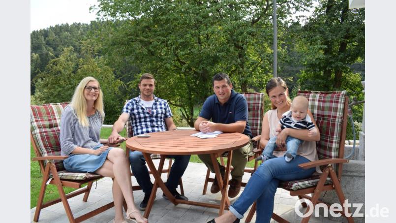 Wieder haben sich zwei Familien für die Pfreimdtalgemeinde entschieden. Bürgermeister Martin Schwandner (Zweiter von rechts) übergab das Baukindergeld aus dem Gemeindesäckel. Darüber freuten sich von links: Stefanie Lorenz und Josef Giehl. Sohn Max hat den Termin verschlafen. Freuen durften sich auch Susanne Pröls und Sohn Maximillian. Wolfgang Jungwirth war bei diesem Termin verhindert. Bild: bnr