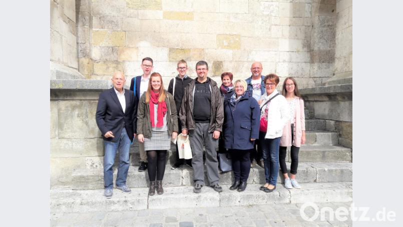 Die Pleysteiner Kirchenchormitglieder haben sich am Diözesantag im Dom in Regensburg beteiligt. David Kirschsieper (Zweiter von links), erhält dabei das Zeugnis für die bestandene Orgelprüfung C. Bild: tu