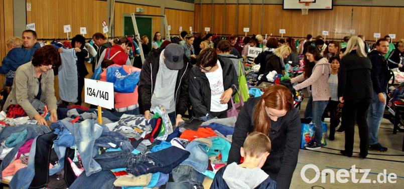 Ein Blick in die Turnhalle, die Besucher standen an der Kasse Schlange. Die Krabbelruppe hat einen Basar organisiert, der für die Besucher gut sortiert war. Bild: zer