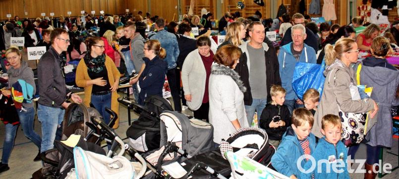 Ein Blick in die Turnhalle, die Besucher standen an der Kasse Schlange. Die Krabbelruppe hat einen Basar organisiert, der für die Besucher gut sortiert war. Bild: zer