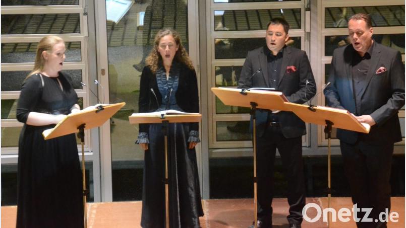 Das &quot;Athos-Quartett&quot; sang bei den Weidener Max-Reger-Tagen im Gebäude des Bayernwerks. Bild: Kunz