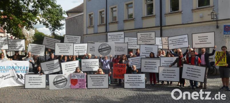 Mitglieder des „Runden Tisches für neues Engagement“ demonstrieren auf dem Schlörplatz laut Veit Wagner gegen die AfD. Bild: Kunz