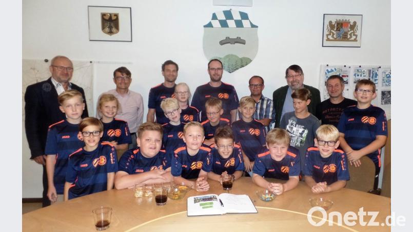 Freude bei der Siegermannschaft der E-Junioren von der 		Spielgemeinschaft Ehenfeld/Kohlberg. Sie darf sich in das Goldene Buch des Marktes eintragen. Bild: jml