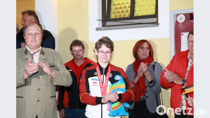 Siegesfeier für die Applaus für Dreifach-Weltmeisterin Kerstin Schmidt (dritte von links). Mit auf dem Bild (von links) Schützenvereinsvorsitzender Bernhard Wenning, Kerstins Bruder Wolfgang Schmidt und Landtagskandidatin Jutta Deiml. Bild: njn