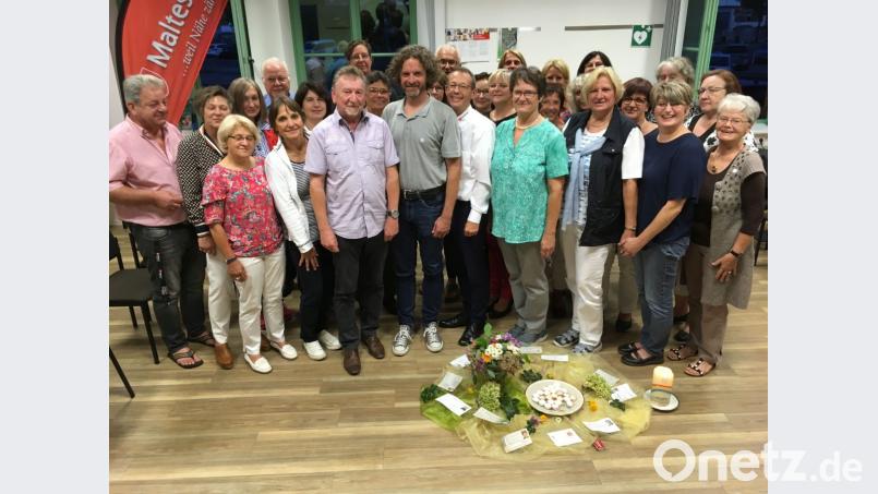 Im Kreise seiner Mitarbeiter und Kollegen verabschieden die Malteser den Leiter des ambulanten Hospizdienstes, Rüdiger Erling (Elfter von links), der künftig beim Landesamt für Pflege in Amberg tätig sein wird. Bild: exb