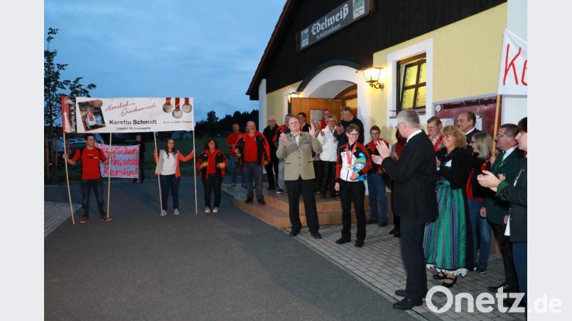 Großer Empfang mit Transparenten bei der Siegesfeier für die Dreifach-Weltmeisterin Kerstin Schmidt am Schützenhaus in Siegritz. Bild: njn