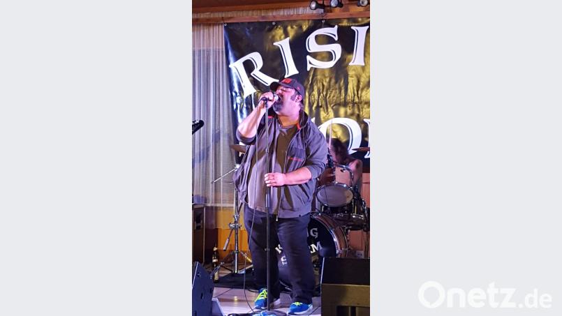 Der ehemalige Sänger von Rising Storm, Chrishan Skrla stand nach vielen Jahren wieder als Gastmusiker auf der Bühne und hat es immer noch drauf. Bild: prh