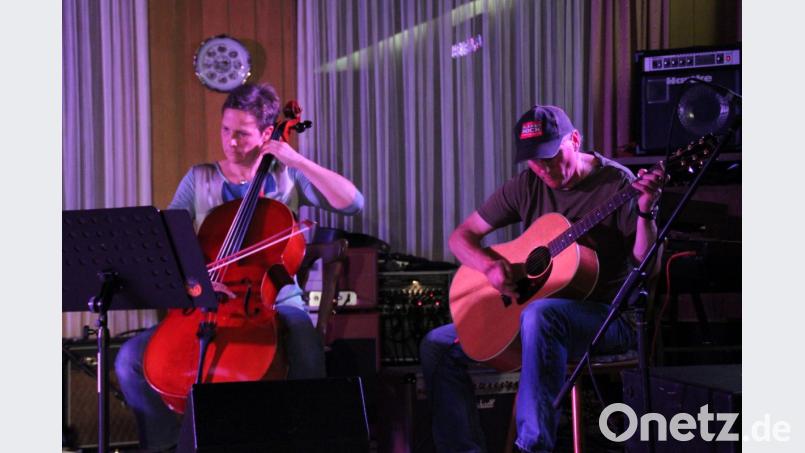Cellistin Karin Ehrmann und Gitarrist Erich Forster prägten den Sound im akustischen Teil des Jubiläumskonzerts. Bild: prh