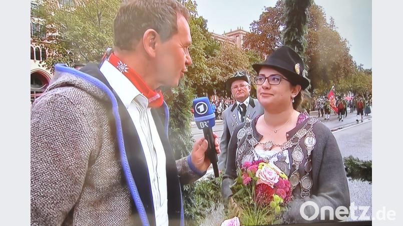 Landesschützenkönigin Nicole Wittmann erhält sogar ein eigenes Interview mit Moderator Roman Roell in der Maximilianstraße. Bild: dob