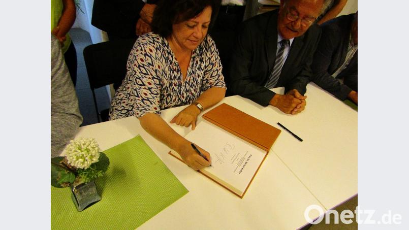 Bärbel Kofler beim Eintrag ins goldene Buch der Stadt Auerbach. Bild: sck