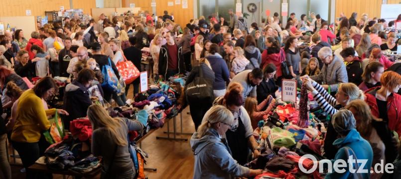 Einem riesigen Kaufhaus glich der Fred-Lehner-Saal beim Herbstbasar des Wichteltreffs am Sonntag. Bild: le